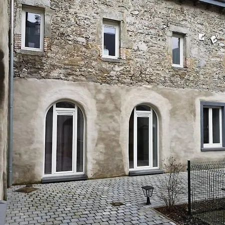 Au Centre D'une Historique. * Μπαστόν